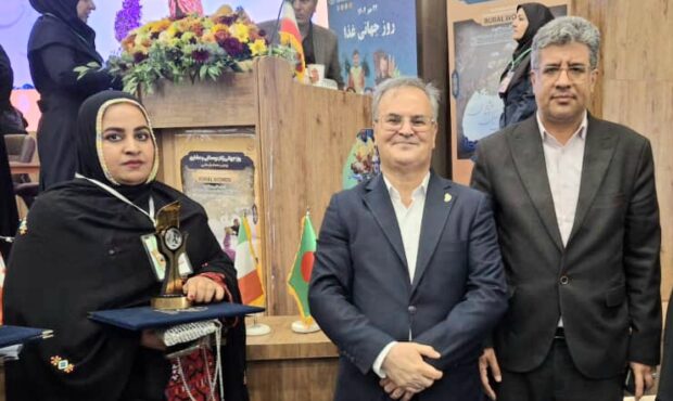 تجلیل از بانوی کارآفرین نمونه رودبارجنوب در همایش ملی روستا و عشایر/ بانوی تسهیلگر نمونه عنبرآبادی شایسته تقدیر شد تجلیل از بانوی کارآفرین نمونه رودبارجنوب در همایش ملی روستا و عشایر/ بانوی تسهیلگر نمونه عنبرآبادی شایسته تقدیر شد